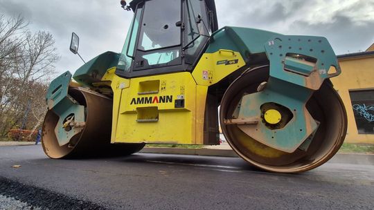 Walec drogowy Ammann podczas układania nowej nawierzchni asfaltowej na ulicy w trakcie remontu drogi