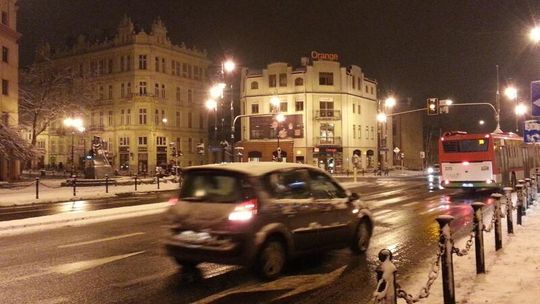 Uwaga! Ślisko na drogach. Internauci informują o problemach