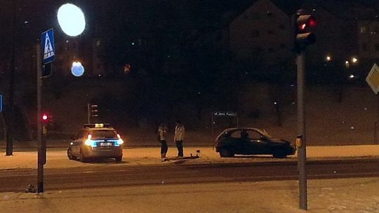 Uwaga ślisko. Opel wypadł z drogi na Jana Pawła II