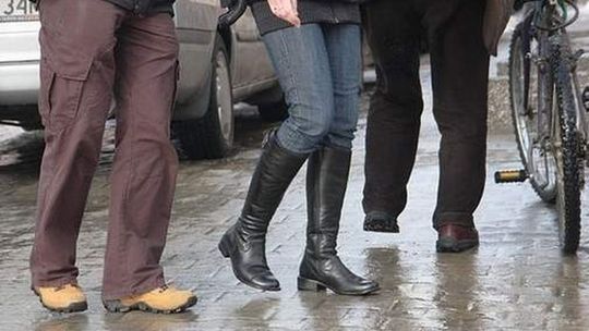 Uwaga! Temperatura w dół. \"Szklanka\" na jezdni i chodnikach