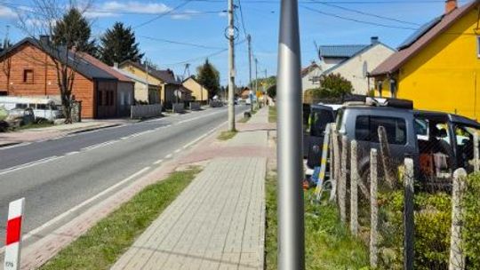 Wczoraj w południe uruchomiono nowy fotoradar przy drodze wojewódzkiej nr 74. Urządzenie wykonuje zdjęcia w Annopolu. Na kontrolowanym odcinku obowiązuje ograniczenie prędkości do 50 km/h.