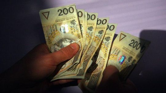 Uwierzył w bajki o spadku po kuzynie z Malezji. Stracił 30 tys. zł