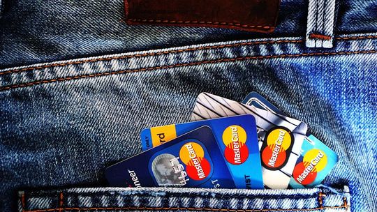 Uwierzyła, że jej pieniądze są zagrożone. Oszczędności trafiły w ręce oszustów 