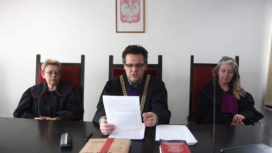 Uwięzili prostytutki, polali rozpałką do grilla i po kolei gwałcili