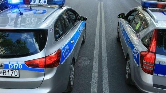 Użądliły go osy i zaczął puchnąć. Policjanci eskortowali go do szpitala