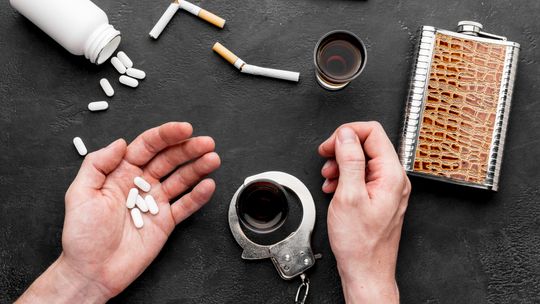 Uzależnienie krzyżowe – dlaczego po odwyku sięgamy po inne substancje