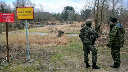 Uzbrojeni żołnierze wspierają pilnowanie granicy. W miastach policji pomagają tylko terytorialsi