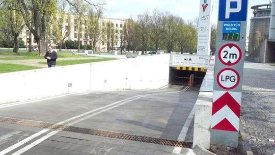 Uziemieni po koncercie w CSK. Ratusz interweniuje i chce wymiany sprzętu na parkingu