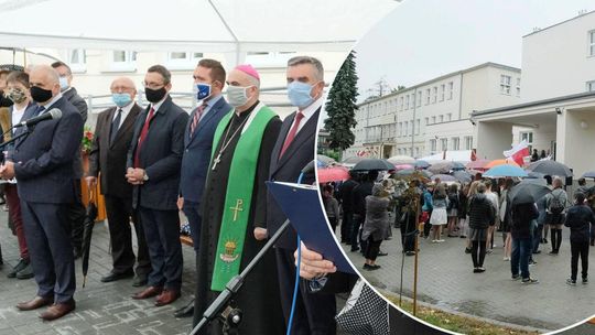 VIP-y pod namiotem, dzieci na deszczu. Nowy rok w szkole w Niedrzwicy powiązanej z pacjentem zero Covid-19