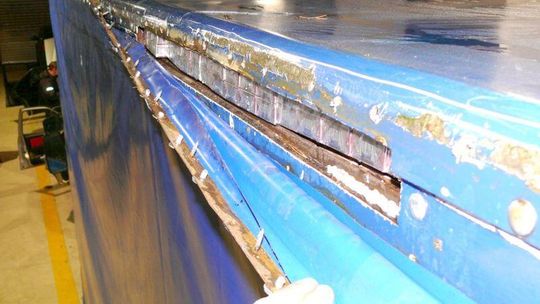 Vivi znów miał nosa. Wyczuł przemycane papierosy