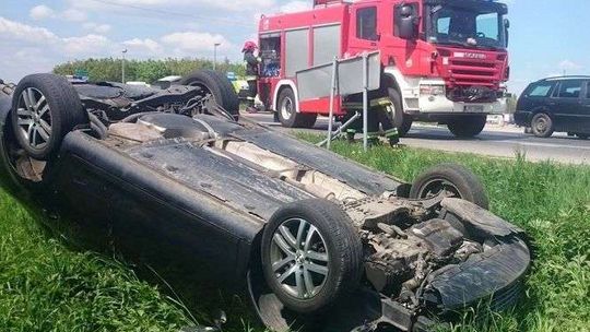 Volkswagen dachował. Jedna osoba trafiła do szpitala