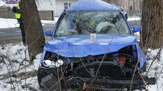 Volkswagen uderzył w drzewo. 18-letni kierowca wpadł w poślizg  