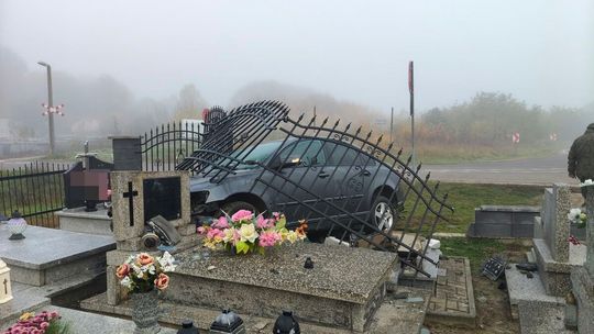 Volvo wjechało w ogrodzenie cmentarza. Uszkodzonych pięć nagrobków
