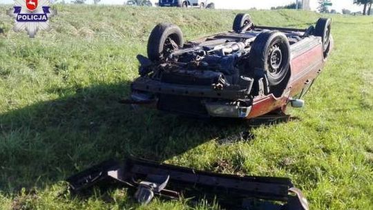 Volvo wyprzedzało ciężarówkę, dachowało. Kierowca pijany