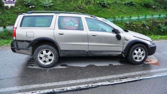 Volvo zjechało do rowu. 3-latka w szpitalu