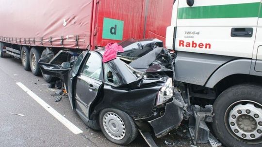 Volvo zmiażdżone w karambolu między tirami (zdjęcia)