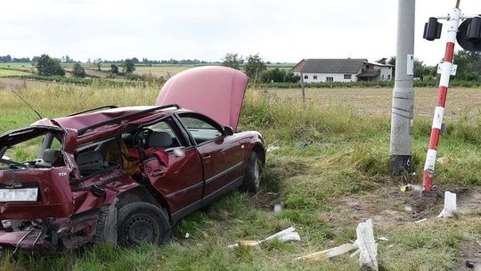 VW wjechał pod szynobus. Kierowca i 14-letnia pasażerka mieli dużo szczęścia