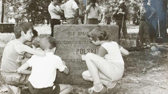 W 1928 r. młodzież posadziła dąb. W 1986 r. ZBOWiD chciał zafałszować historię