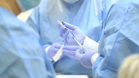 W 2022 roku możliwe jest zaszczepienie wszystkich ludzi na świecie