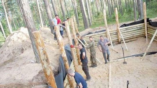 W Aleksandrowie budują obóz partyzancki. "Pomyśleliśmy, że jesteśmy to winni porucznikowi"