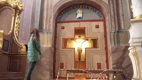 W archikatedrze powstaje Brama Miłosierdzia