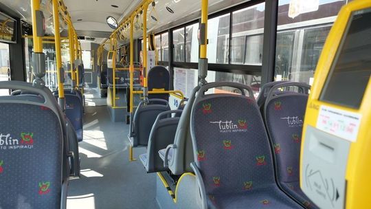 W autobusach mamy siadać tylko na co drugim siedzeniu. ZTM rozważa wysyłanie w trasę większych pojazdów