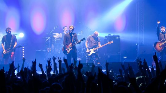 W Barcelonie testują imprezy masowe. 5 tys. osób na koncercie Love of Lesbians