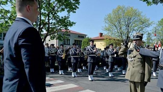 W Białej Podlaskiej wojskowi salutowali Misiewiczowi. Rzecznik MON wręczał patenty oficerskie