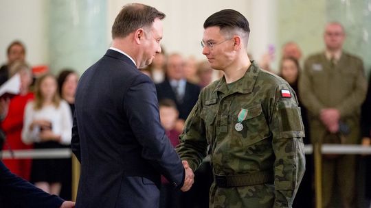 W bloku w Świdniku doszło do wybuchu. Żołnierz z lubelskiej brygady naraził życie, aby ratować innych