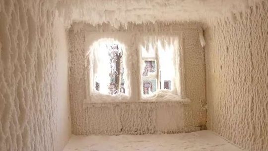 W budynku pękła rura z wodą. Zobacz co zrobił siarczysty mróz