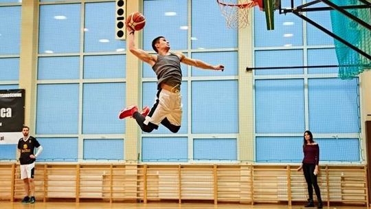 W butach ma 178 cm, a potrafi latać nad koszem. Rozmowa z dunkerem Damianem Harsze