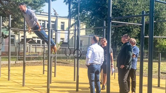 W centrum miasta można rzeźbić mięśnie na drążkach