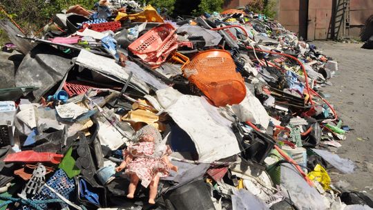 W centrum miasta wyrosła góra śmieci, ponad 460 ton. Przedsiębiorca odpowie przed sądem