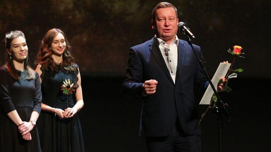 W ciągu dnia szef sprzedaży w salonie samochodowym, wieczorami wozi zupę bezdomnym z Lublina