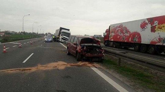 W ciężarówce podczas jazdy pękła opona. TIR zepchnął forda na barierkę
