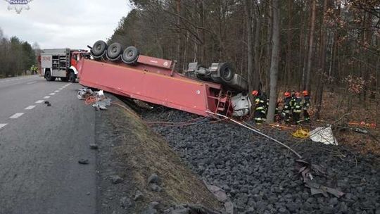 W ciężarówce załadowanej węglem pękła opona. Samochód wywrócił się