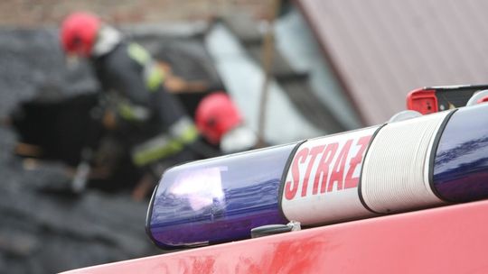 W domu paliły się już firanki. Kobiety uratowały śpiącego w środku gospodarza