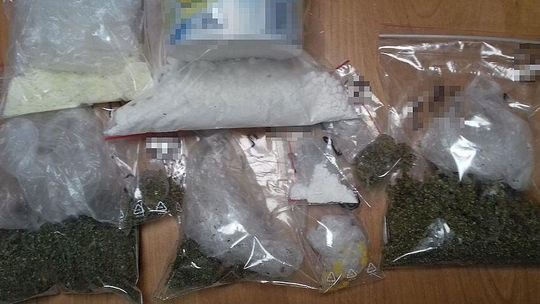 W domu trzymał mefedron, amfetaminę, haszysz i marihuanę. Może spędzić nawet 10 lat za kratkami