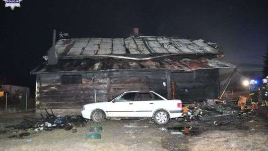 W drewnianym domu wybuchł pożar. Nie żyje 82-latka, małe dziecko w szpitalu