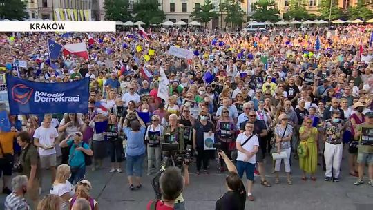 W dziesiątkach polskich miast protestowano w obronie TVN i wolnych mediów