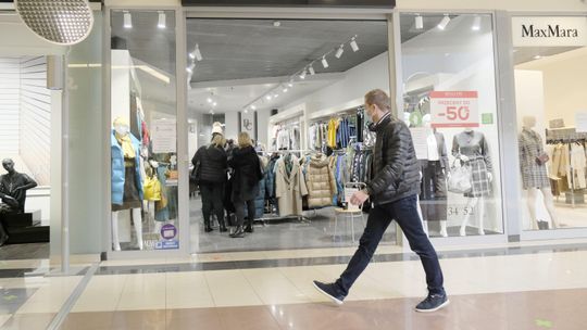 W galeriach handlowych przeceny i wyprzedaże przed zamknięciem. Dziś ostatni dzień