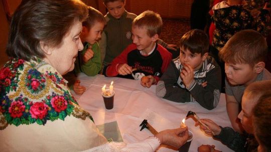 W Hańsku dzieci uczyły się malować pisanki