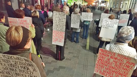 W hołdzie zwykłemu szaremu człowiekowi. Działacze KOD uczcili pamięć Piotra Szczęsnego