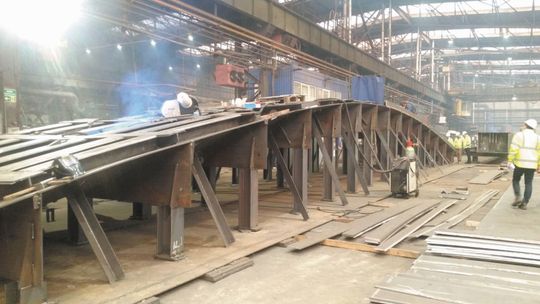 W Hucie Pokój powstaje metalowa konstrukcja kładki, która stanie nad Bystrzycą