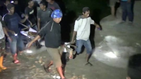 W Indonezji zawaliła się nielegalna kopalnia złota. Pod ziemią może nadal przebywać kilkadziesiąt osób [wideo]