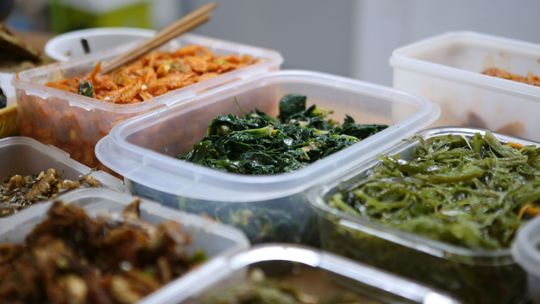 W jaki sposób opakowania mogą wpływać na przechowywaną żywność?