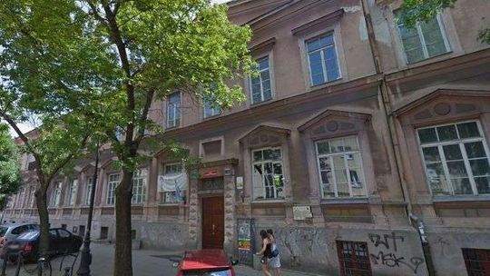 "W jednej z sal zawalił się sufit". Rektor chce przenosin instytutu, pracownicy zaskoczeni