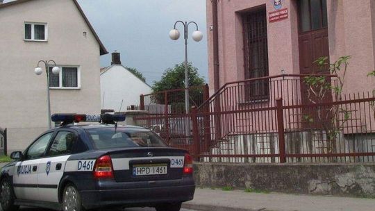 W kajdankach wyskoczył przez okno w komisariacie. Szukają go