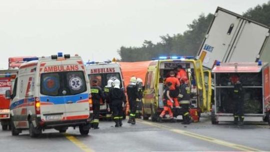 W karambolu na drodze nr 17 kilkanaście osób rannych. Kierowca z Ukrainy aresztowany