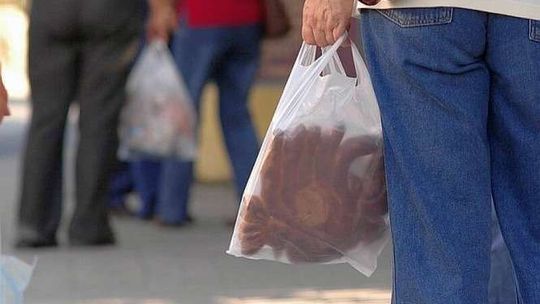 W Kazimierzu Dolnym piekarze drą koty o koguta
